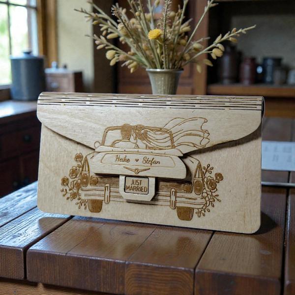 „Holzumschlag mit Gravur, geschlossen dargestellt“